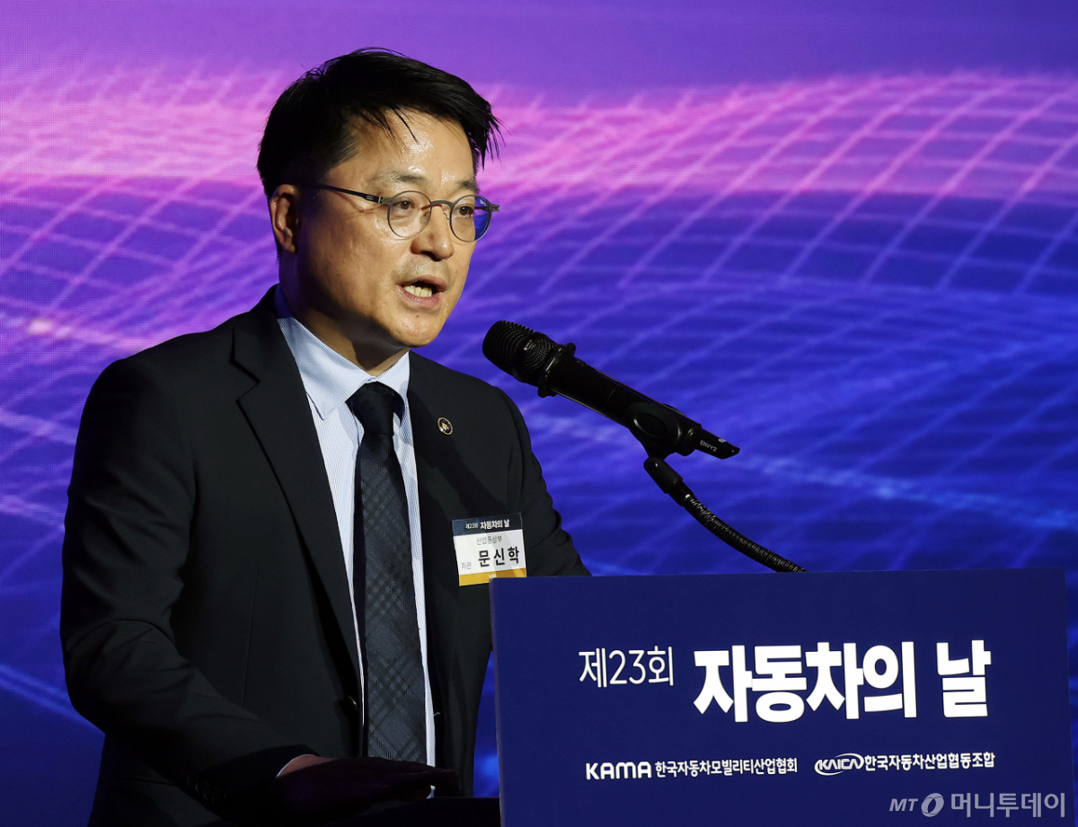 [사진]'제23회 자동차의 날' 축사하는 문신학 차관