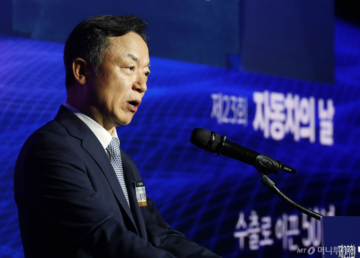 [사진]'제23회 자동차의 날' 기념사 하는 정대진 회장