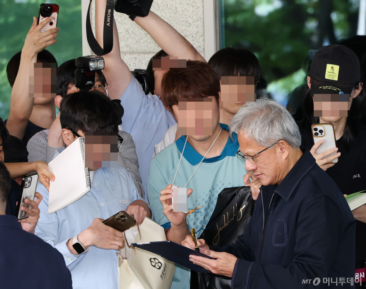 [사진]팬들에게 사인하는 젠슨황