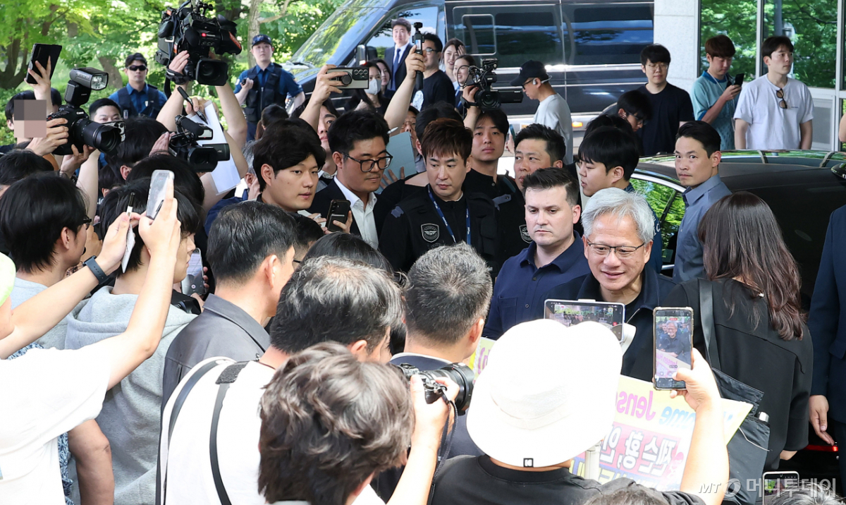 [사진]팬들에게 다가가는 젠슨황