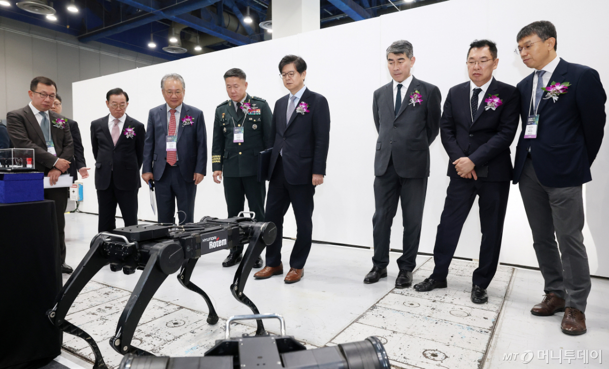 [사진]'시선집중 로봇개'