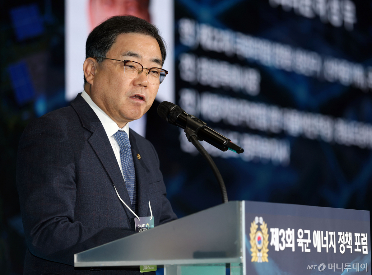 [사진]'SEP 2026 육군 에너지포럼' 축사하는 허성무 의원