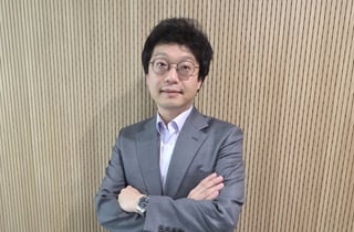 '딸칵' 한번에 생기는 불투명 유리…"형광등보다 전기 덜 먹는다"