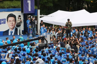 [현장+]"원오야, 시장가자!"…왕십리역 광장 덮은 파란 물결
