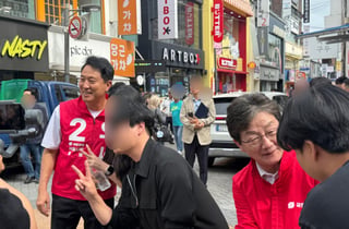 [현장+]"한강버스 못타봤는데"…악수 권하는 오세훈에 시민들 반응은?
