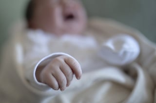 "잠 안 자서" 8개월 아들 리모컨 폭행 살해…30대 친모, 구속기소