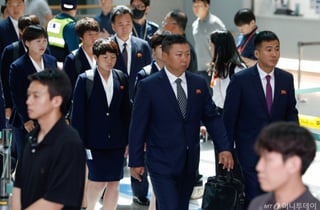 "또 만나요 내고향"…외침에도 '무표정' 출국한 北 선수단