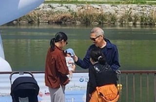 "아들 많이 컸네" 홍상수·김민희, 유아차 끌고 산책 '주말 일상' 포착