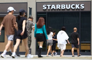 정용진 이어 대통령까지…고소·고발전으로 번진 스벅 '탱크데이' 논란