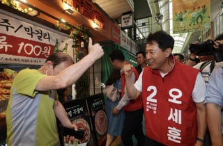 [현장+]외국인도 "He is mayor"…망원시장서 허리 숙인 오세훈