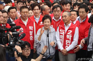 박형준·박민식 손잡고 부산에 뜬 박근혜…보수결집 승부수