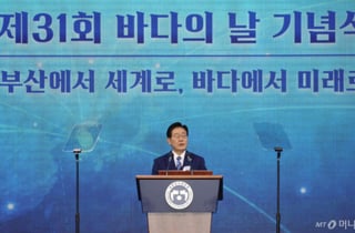 이틀째 부산·경남 누빈 李대통령…野 "선거개입"에 與 "발목잡기"