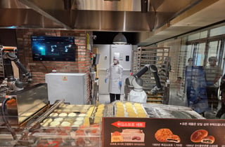 펄펄 끓는 기름통 앞 '척척'…성심당, 하루 2만개 '튀소' 만드는 비결[르포]