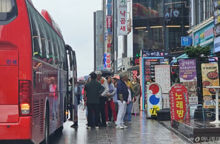 [르포]"땡큐" "셰셰" 폐업 고민하던 식당, 매출 껑충...외국인 몰리는 부산