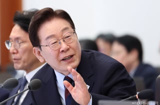 [속보]李대통령 "'왜 시장서 밥 먹냐' 주장…원래 시장서 밥 먹는 것 좋아하니 이해바라"