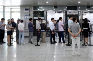서울시교육감, 진보 후보 3명 사전투표...5명은 본투표 참여
