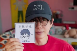 '빨간 옷' 입은 이승환, 사전투표 인증…"복장 논란 없겠네"