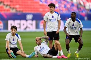 PSG 챔스 우승...이강인은 벤치, '재벌 5세' 여친은 관중석 포착