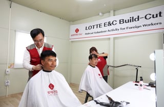 오일근 대표, 외국인 근로자에 직접 미용 가운…롯데건설 상생 행보