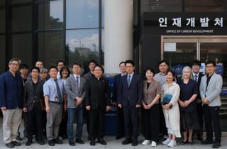 '쉬었음 청년'까지 돕는다...가톨릭대, 대학일자리플러스센터 현판식
