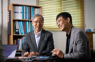 '지직' 끊기던 카폰에서 손주 해외 영통까지…40년 SKT만, 왜?