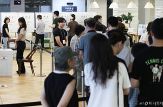 [속보]지방선거 투표율, 정오 기준 19%…직전 선거보다 4%P↑