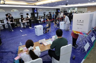 '30도' 땀 닦으며 투표 대기..."기표된 용지 받았다" 곳곳서 소란도