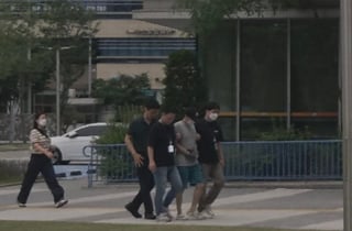 모자 눌러쓰고 구속심사 출석…'강동구 교제 살인' 20대 묵묵부답 일관