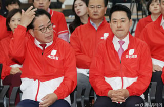 [현장+]국민의힘, '우세 1곳' 출구조사에 '얼음'…"새벽 돼 봐야"