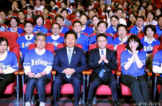 與, '11곳 우세' 출구조사 결과에 표정 관리…정청래는 덤덤한 표정