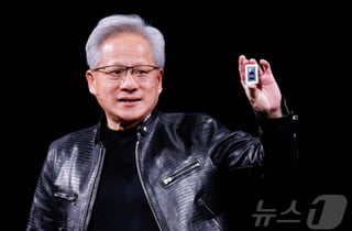 젠슨 황, 7일 두산 베어스 홈경기 시구 나선다..박정원 회장 시타