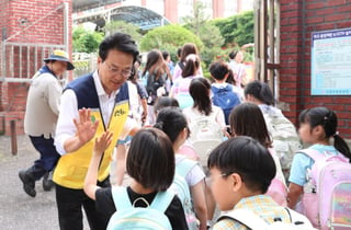 안민석 경기교육감 당선인 '경기교육 대전환' 아이 등굣길서 시작