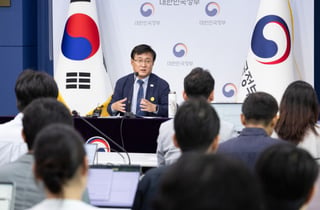 기후장관 "산업용 전기요금 인하 추진…중동발 요금 인상 억제 검토"