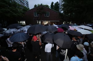 '시위대 봉쇄' 잠실7동 투표소 관계자 병원 이송…24시간째 대치 중