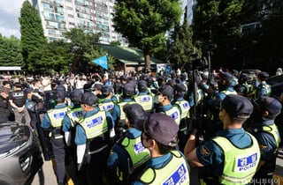 [속보] 경찰, '잠실7동 투표소' 시위대 해산 조치 시작