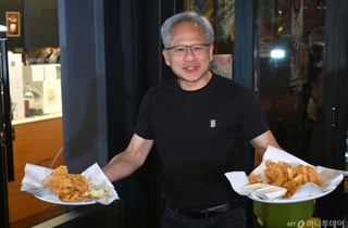 젠슨 황 "페이커 팬" 한국 오자마자 PC방 간다…저녁엔 총수들과 '삼소 회동'