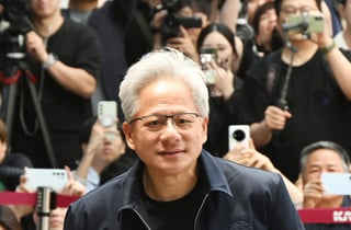가죽 재킷 벗은 젠슨 황이 선택한 브랜드는?…삼소를 먹어도 명품룩