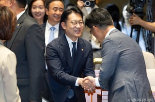 '송영길 정청래 포옹'...與 6.3 재보궐 당선자 첫 등원 풍경은