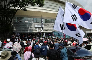 잠실투표소 이어 개표소도 봉쇄…시위대 "재선거" 연호