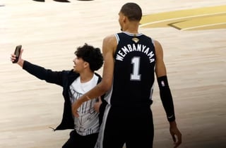 경기 중 코트 뛰어든 관중, '셀카 난입' 소동…NBA "영구 출입 금지"