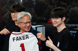 "15억 이상 가치"...젠슨 황, 페이커와 함께 사인한 '이것' 깜짝 선물