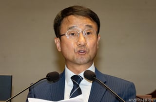 [속보]민주당 "투표용지 사태 그냥 못 넘어가...국정조사 추진할 것"
