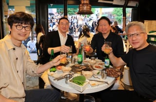 '삼소회동' 젠슨 황 소맥 픽은 '테슬라'…2년째 '승' 하이트진로 웃는다