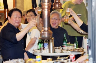 홍대 삼겹살집에 뜬 젠슨 황…'테슬라' 이어 '카스' 원샷
