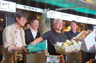 '산타'가 된 젠슨 황과 회장님들…HBM칩스, 바나나우유, 식혜 뿌렸다