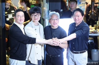 소맥잔 들고 "GO KOREA" 외친 젠슨 황…"韓 매우매우 바빠질 것"