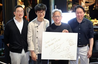 젠슨 황과 2차 치맥..."오늘 다 공짜" 244만원 '골든벨' 울린 최태원