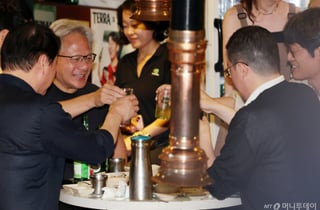 BBQ 1년만 소원 성취...젠슨 황, 삼겹살에 소맥·뚱바까지 'K푸드 쇼케이스'