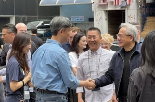 PC방 뜬 젠슨 황, '택진이형' 샤라웃…'AI PC 전초기지' 한국 낙점?