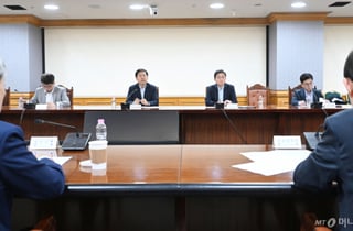 '환율 1560원'에 긴급 F4회의…"투기로 쏠림 가속, 용인하지 않을 것"